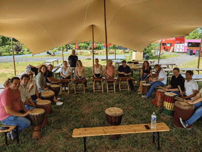 Atelier de cohésion d’équipe autour du rythme animé par des musiciens professionnels