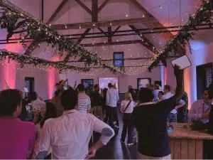 Animation de cohésion d’équipe avec buzzers, tablettes et quiz musicaux