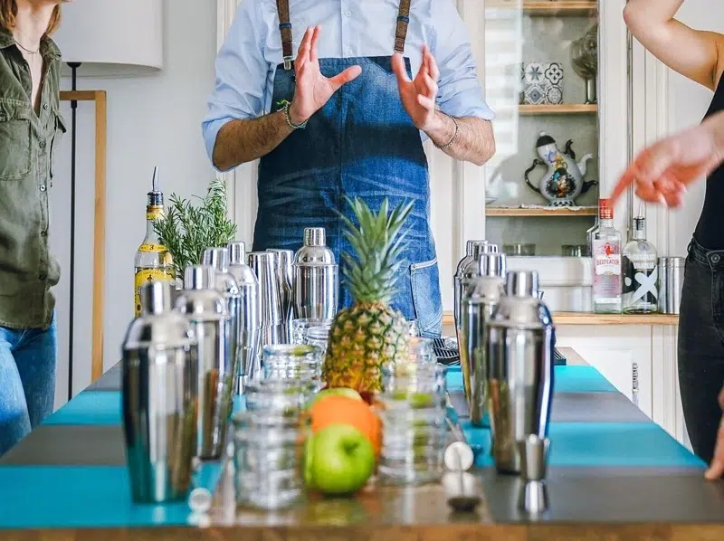 Atelier Mixo de team building avec création de cocktails et initiation au métier de barman en entreprise