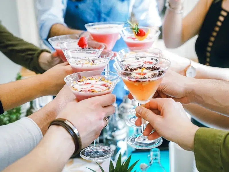 Séminaire d’entreprise avec atelier barman et création de cocktails dans une ambiance conviviale
