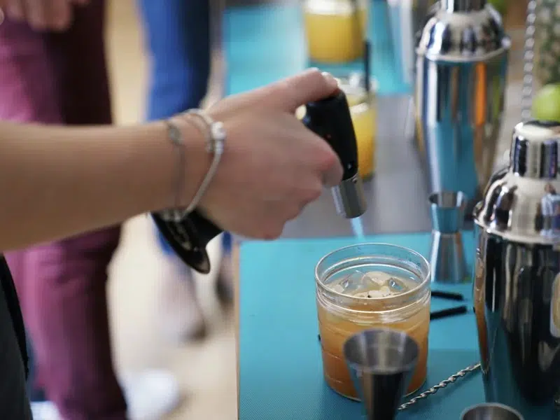 Team building de mixologie avec atelier créatif de cocktails et techniques de barman professionnel