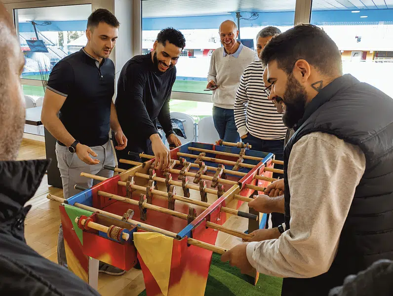 Jeu de team building avec customisation de coupe, peinture et accessoires créatifs
