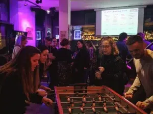 Jeu de team building avec blind test années 90, flippers et baby-foot