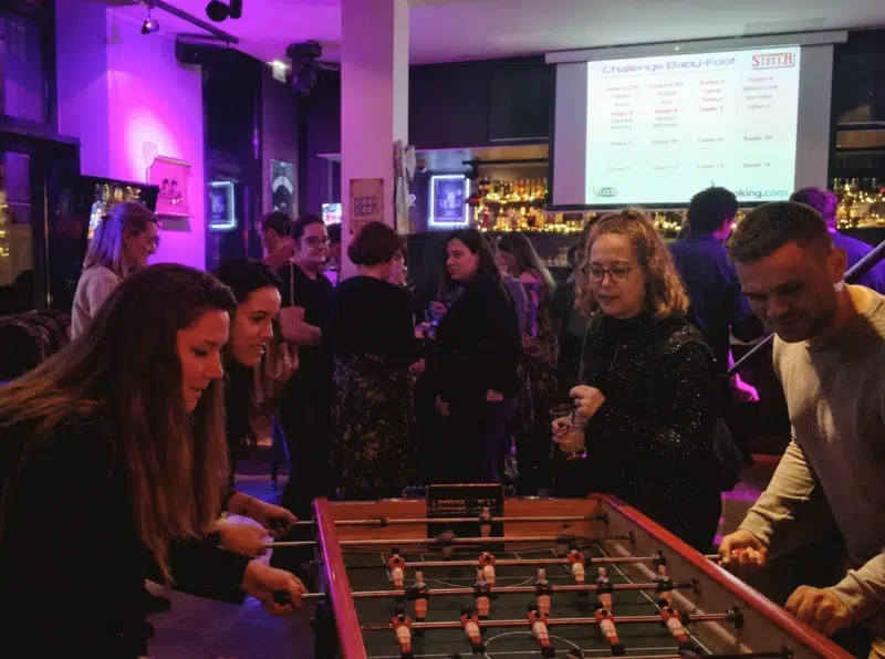 Jeu de team building avec blind test années 90, flippers et baby-foot