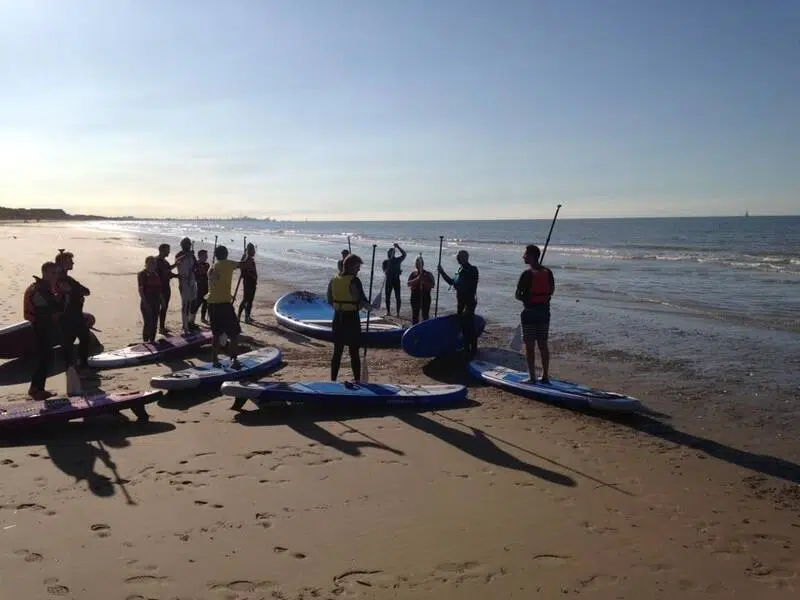 Activité de cohésion d'entreprise avec jeux de plage, paddle et balade côtière dans les Hauts-de-France