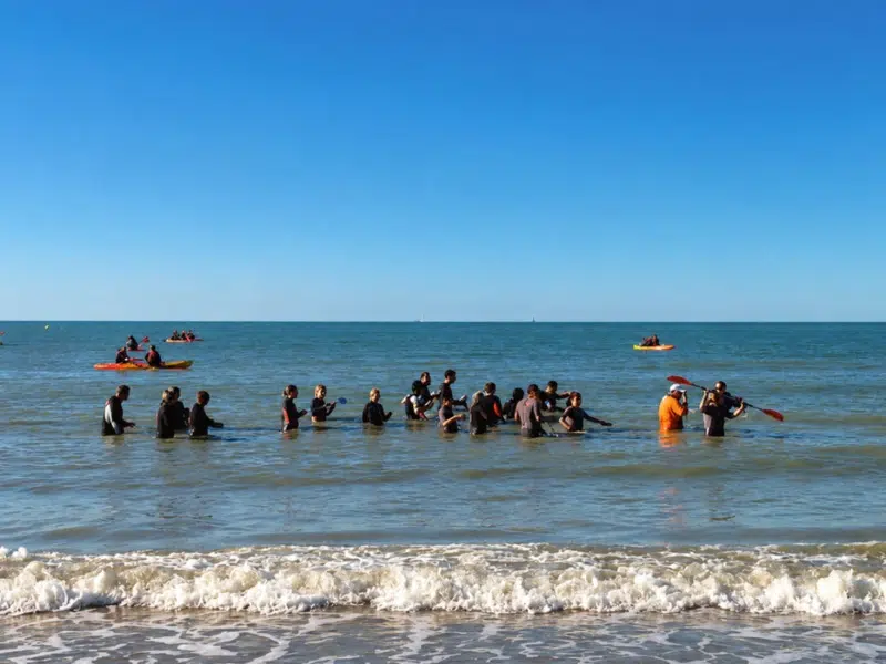 Team building en bord de mer avec jeux de sable, activités sportives et expériences nautiques