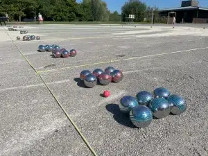 Séminaire d’entreprise avec tournoi de pétanque et phases éliminatoires en équipe