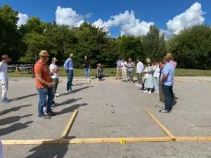 Jeu de team building pétanque convivial avec stratégie et précision en équipe
