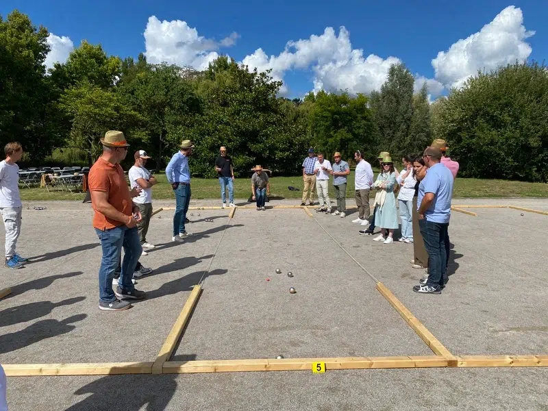 Jeu de team building pétanque convivial avec stratégie et précision en équipe