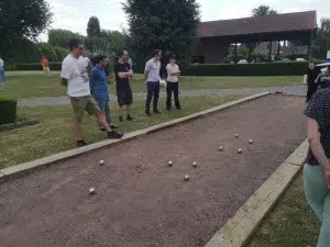 Animation de cohésion d’équipe avec tournoi de pétanque en extérieur dans un cadre jardin