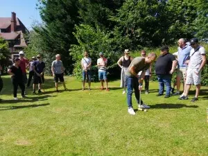 Team building festif avec jeux extérieurs, croquet, raquettes et pétanque