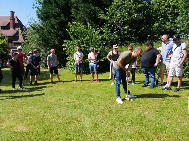 Team building festif avec jeux extérieurs, croquet, raquettes et pétanque