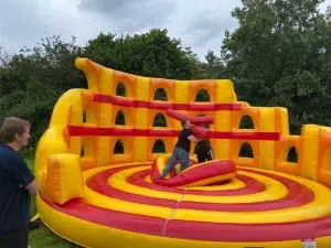 Activité teambuilding olympiade avec structure gonflable pour entreprise