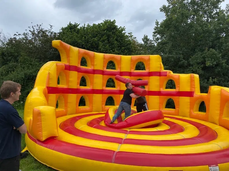 Activité teambuilding olympiade avec structure gonflable pour entreprise
