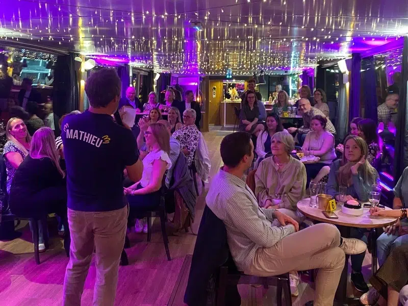 Séminaire d’entreprise avec soirée festive, jeux musicaux et bingo séries