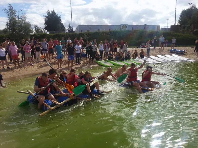Team building Les Naufragés avec épreuve d’orientation et construction de radeau en équipe