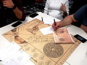 Jeu d’énigmes en team building avec reconstitution de puzzle géant en équipe