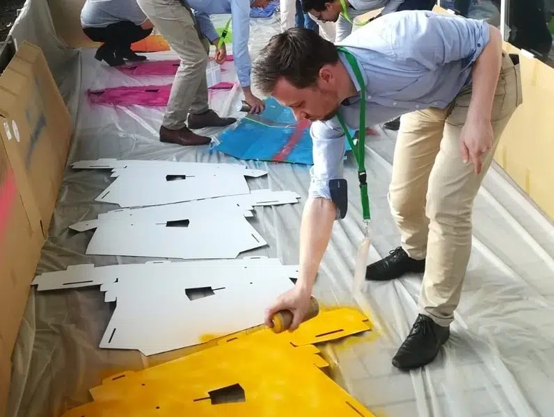 Jeu de team building avec décoration de kart, peinture Posca et course finale