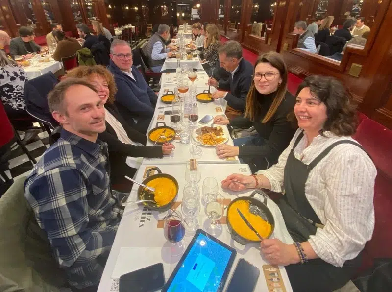 Jeu de team building avec parcours dînatoire mêlant culture et gastronomie