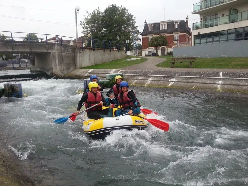 Team building Sensation Raft avec activités en eaux vives en base de loisirs