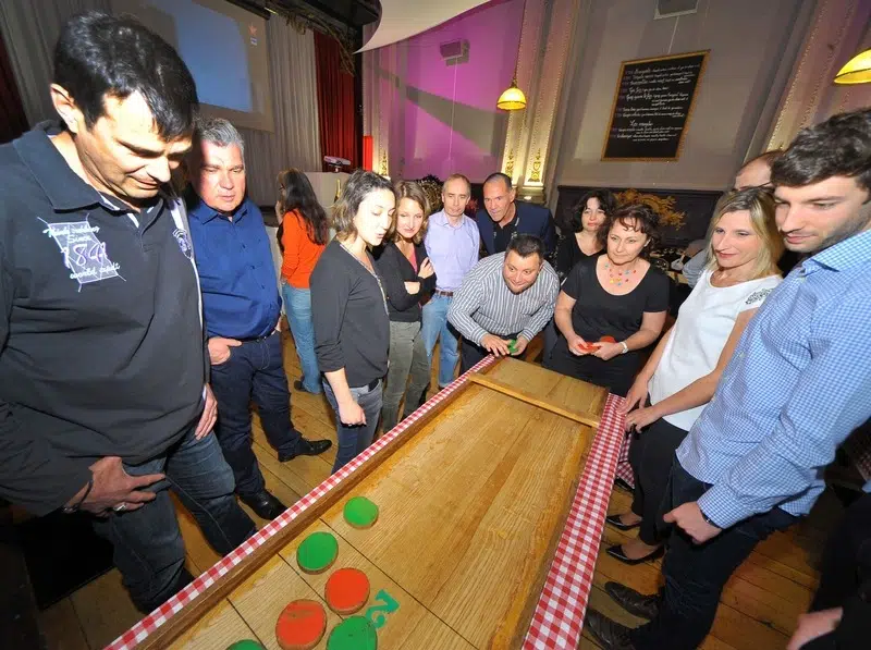 Animation de cohésion d’équipe avec jeux en bois traditionnels et ambiance estaminet du Nord