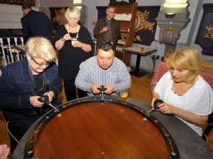 Jeu de team building avec défis d’agilité autour de la grenouille et du billard Nicolas