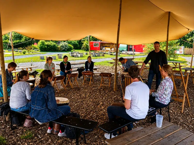 Team building musical favorisant rythme, coordination et communication en équipe
