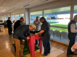 Une activité de teambuilding avec la construction d'un babyfoot pour les entreprises