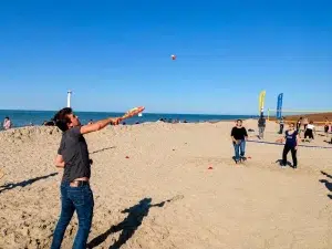 Team building sur la plage avec beach-volley, ultimate et mölkky en compétition
