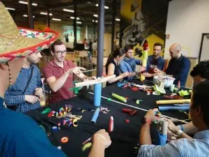 Jeu de team building multi-activités avec disc-golf, tir à l’arc et structures gonflables