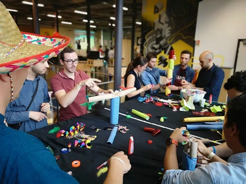 Jeu de team building multi-activités avec disc-golf, tir à l’arc et structures gonflables