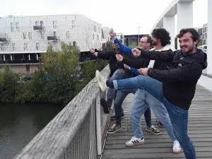 Jeu de piste ludique en équipe avec défis culturels, rapidité et photos