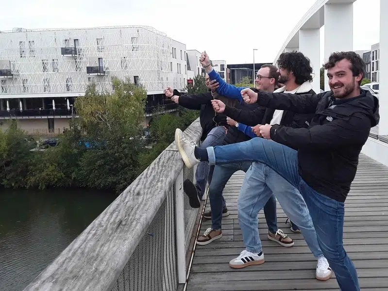 Jeu de piste ludique en équipe avec défis culturels, rapidité et photos