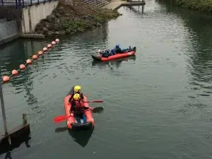 Jeu de team building à forte adrénaline avec rafting, tir à l’arc et disc-golf
