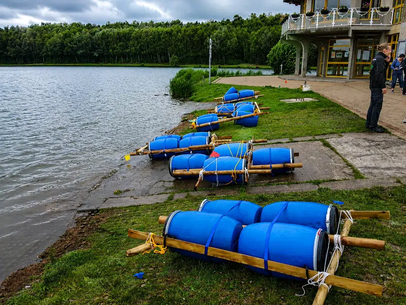 Jeu d’aventure team building avec balises, boussole et course de radeau