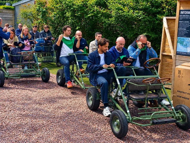 Équipe en Rosalie participant à un rallye ludique et gourmand dans les rues du Touquet