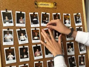 Jeu de rôle immersif avec défis, indices et vote entre les participants